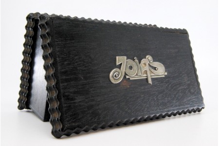 Guarda joias em pau santo com aplicação em prata e dizeres  "JOIAS" e veludo em amarelo no interior.